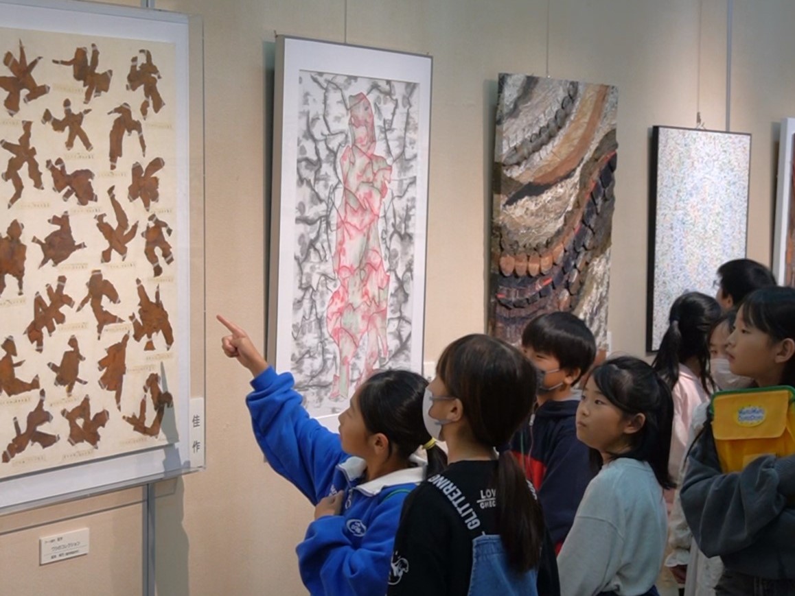 和紙で描く絵画の公募展、第３７回全国和紙画展が、美濃市の美濃和紙の里会館で開かれ...