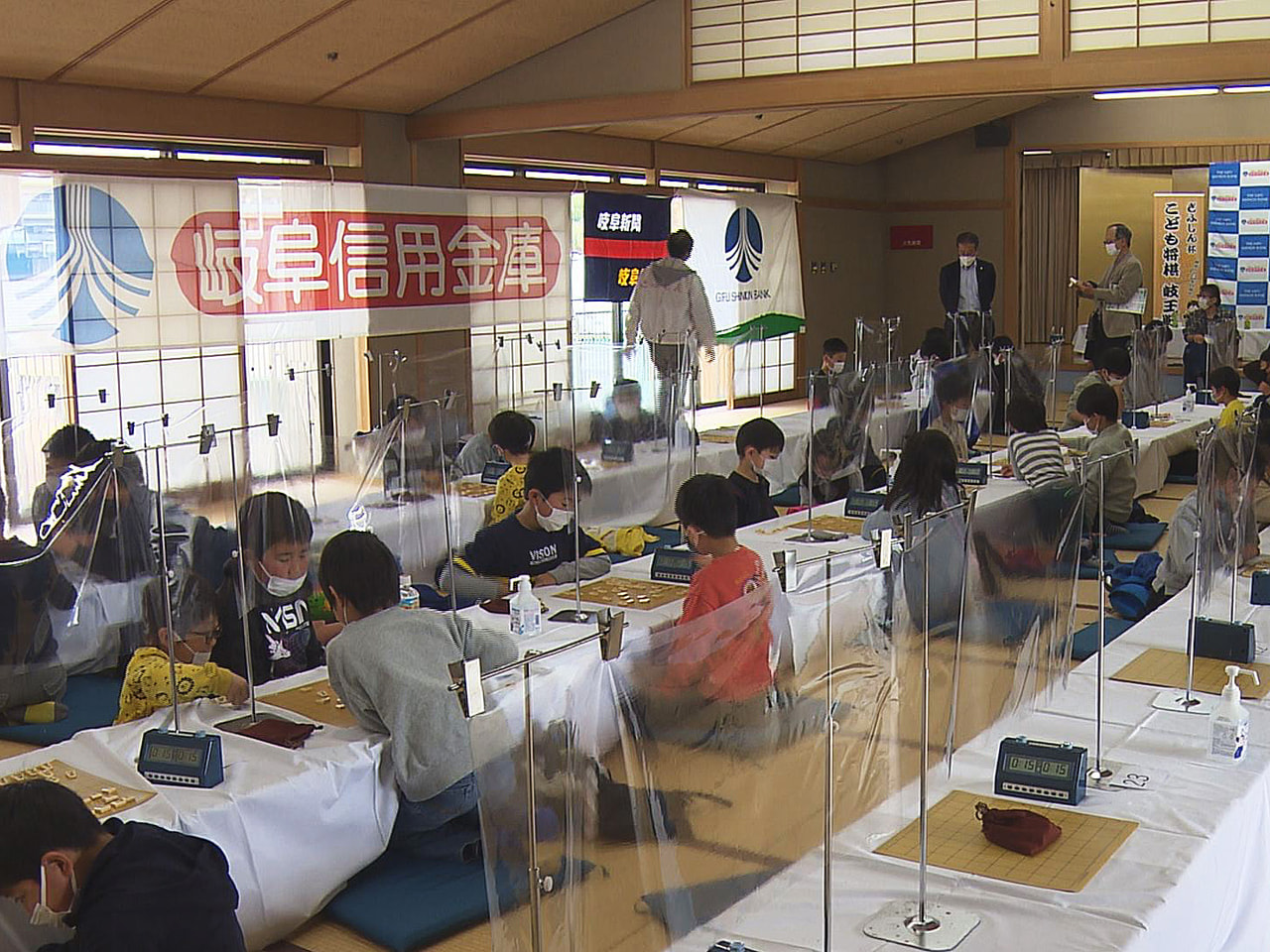 将棋の腕前を競う「ぎふしん杯」が12日、岐阜市で開かれ、子どもたちが熱戦を繰り広...