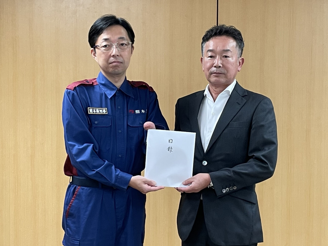 熊本地震の被害を受け、全国解体工事業団体連合会の役員らが熊本県庁を訪れ、義援金５...