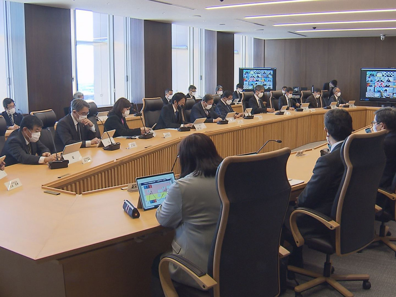 岐阜県は3日、新型コロナウイルスの対策本部会議を開き、13日以降のマスクの着用に...