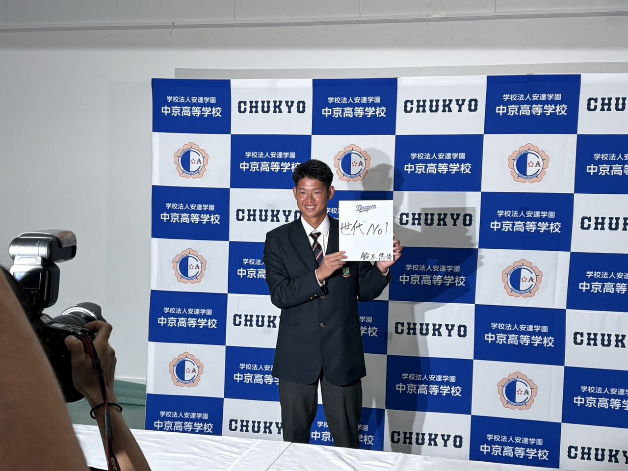 プロ野球のドラフト会議が２２日、東京都内で開かれ、県内では、今年の夏に甲子園に出...