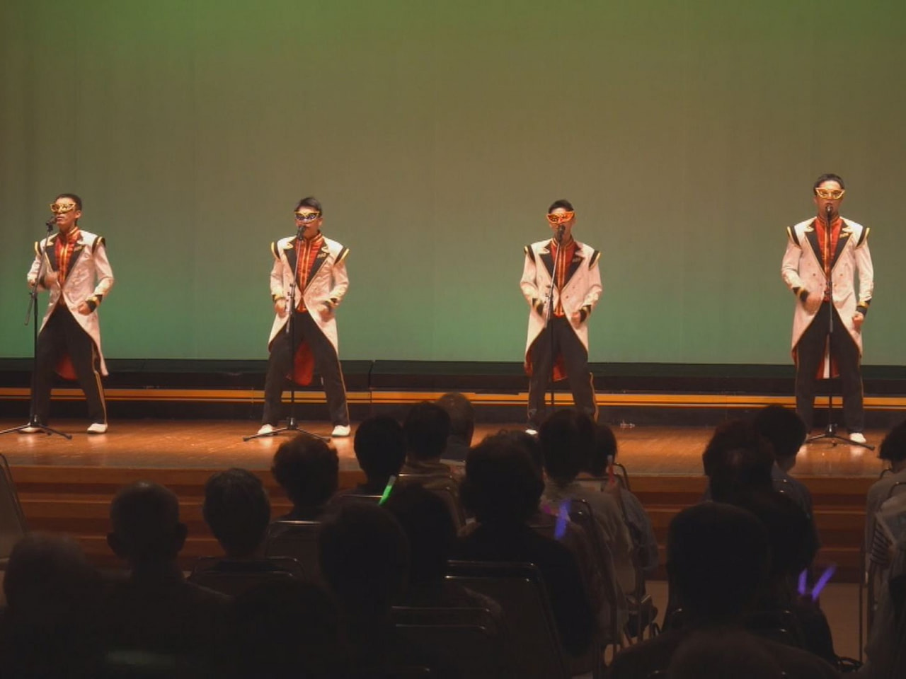 下呂市で高齢者を対象にした安全教室が開かれ、岐阜県警 音楽隊のボーカルユニット「...