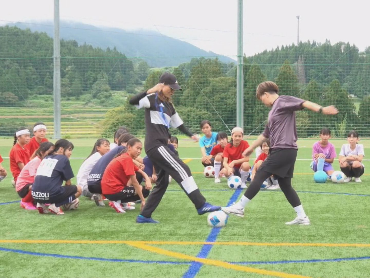 子どもたちにトップレベルの技術を学んでもらおうと、元なでしこジャパンの監督らを招...