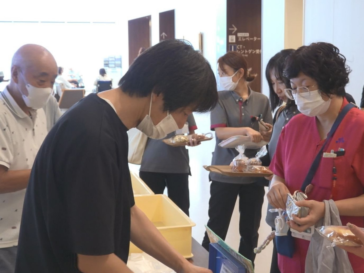 羽島郡笠松町の病院で、就労支援事業所の入所者らが作ったパンをお昼休みに販売する取...