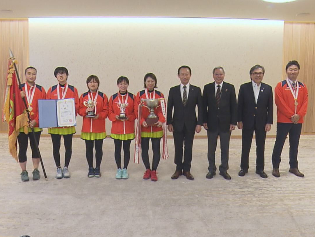 テニスの全国実業団対抗大会の女子団体で初優勝したスポーツクラブアクトスの選手らが...
