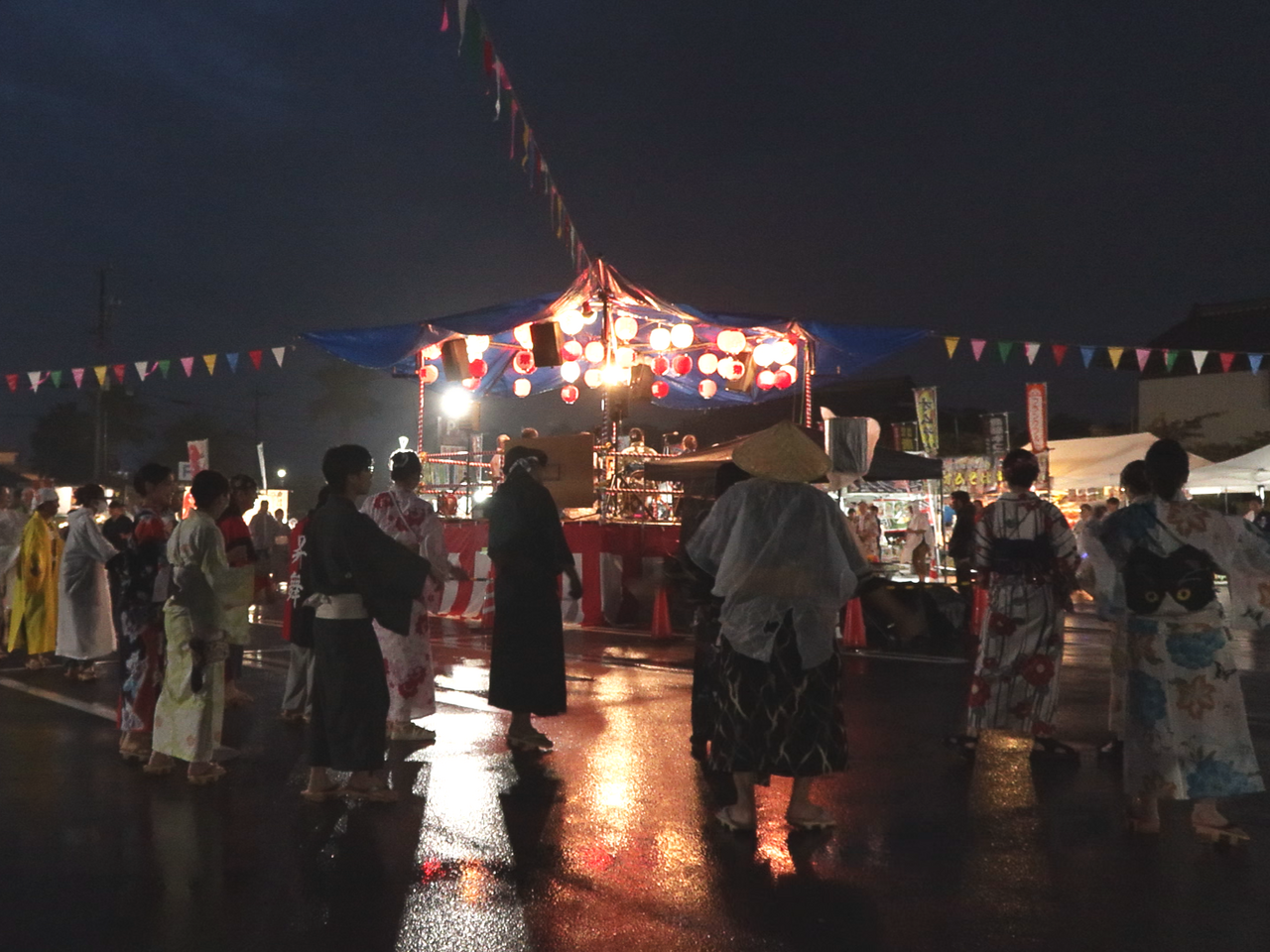 可児市の複合リゾート施設、「湯の華アイランド広場」で、夏の終わりを踊りで楽しむ恒...