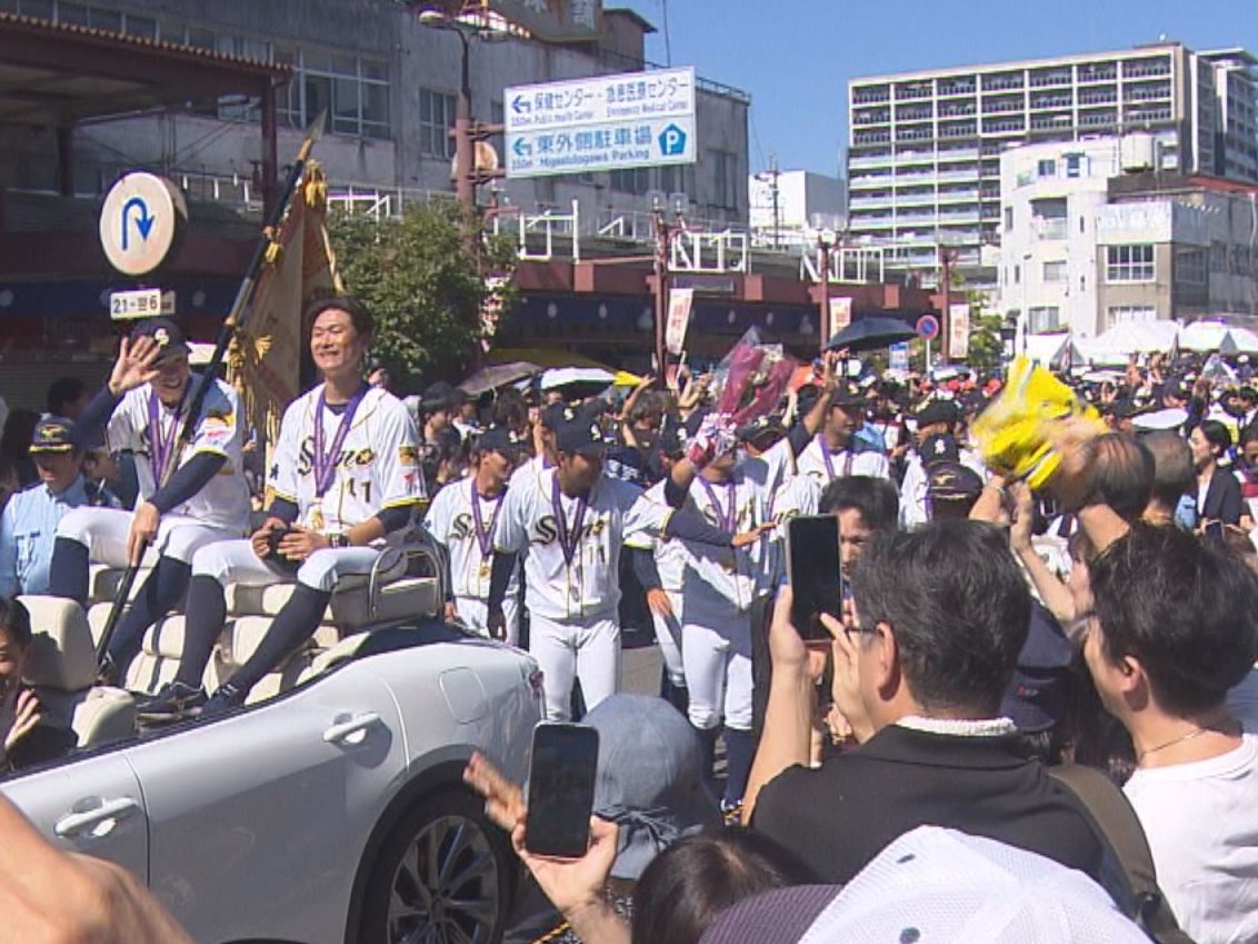 社会人野球の都市対抗野球で日本一に輝いた西濃運輸の祝賀パレードが１１日、地元大垣...