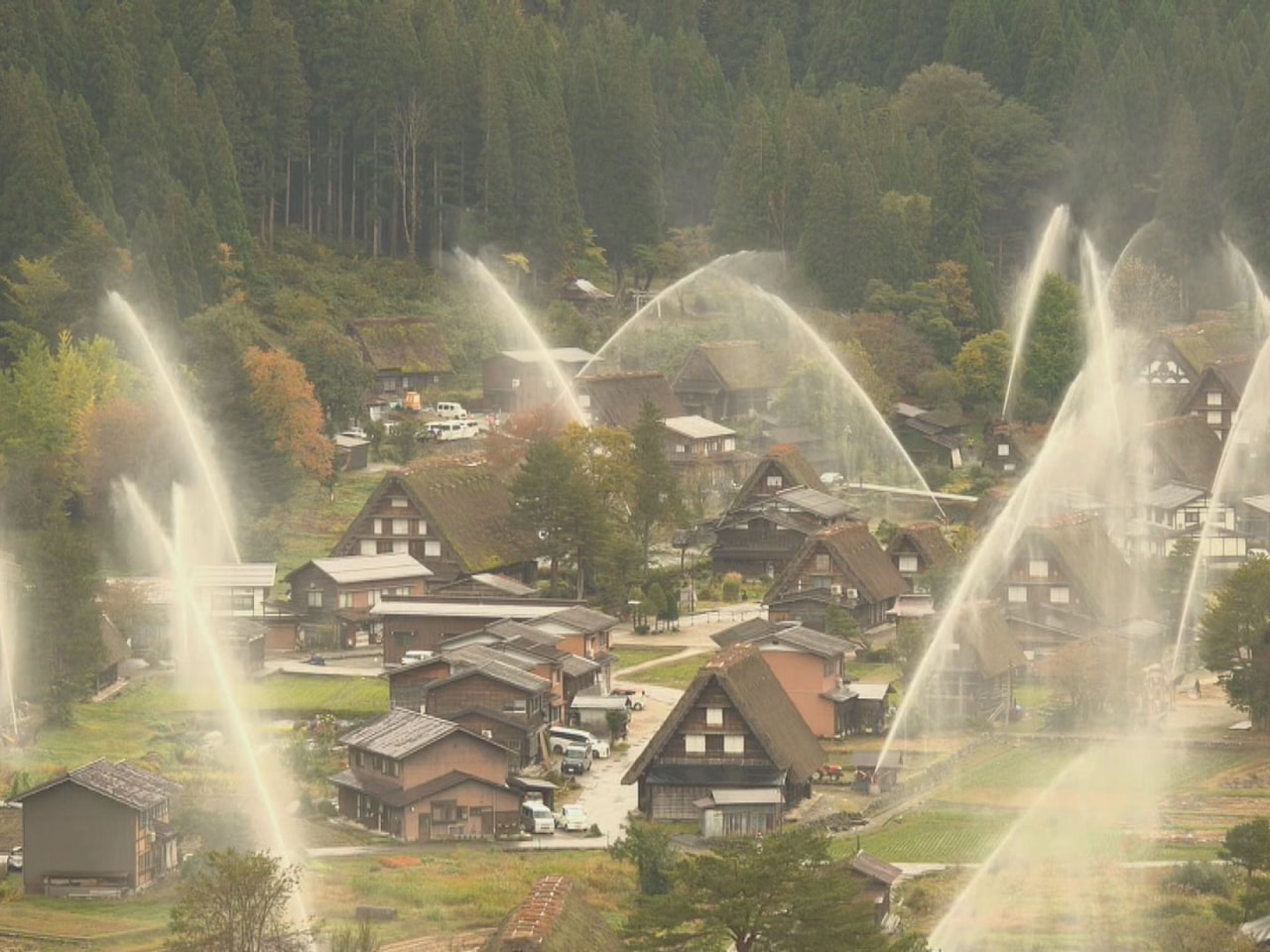 世界遺産の合掌造り集落大野郡白川村で、秋の放水訓練が行われ、火災から合掌集落を守...