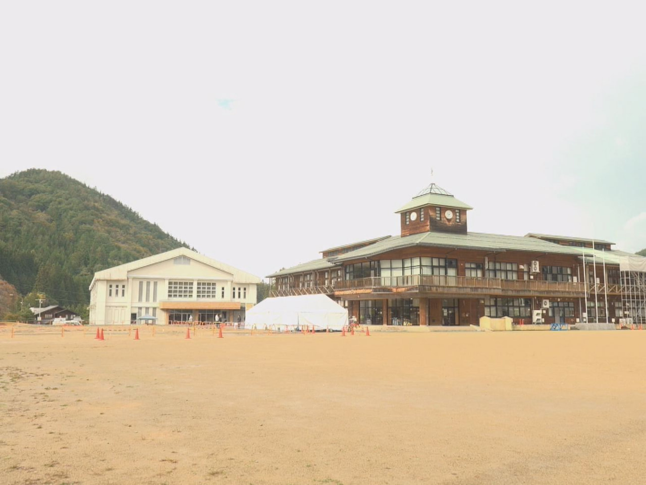 高山市朝日町で、 朝日小学校と朝日中学校を統合して整備する新しい義務教育学校「朝...