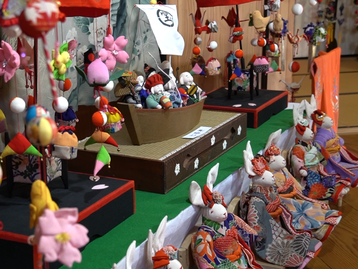 101歳のおばあちゃんが手掛けたちりめん細工の作品展が各務原市で開かれていて、か...