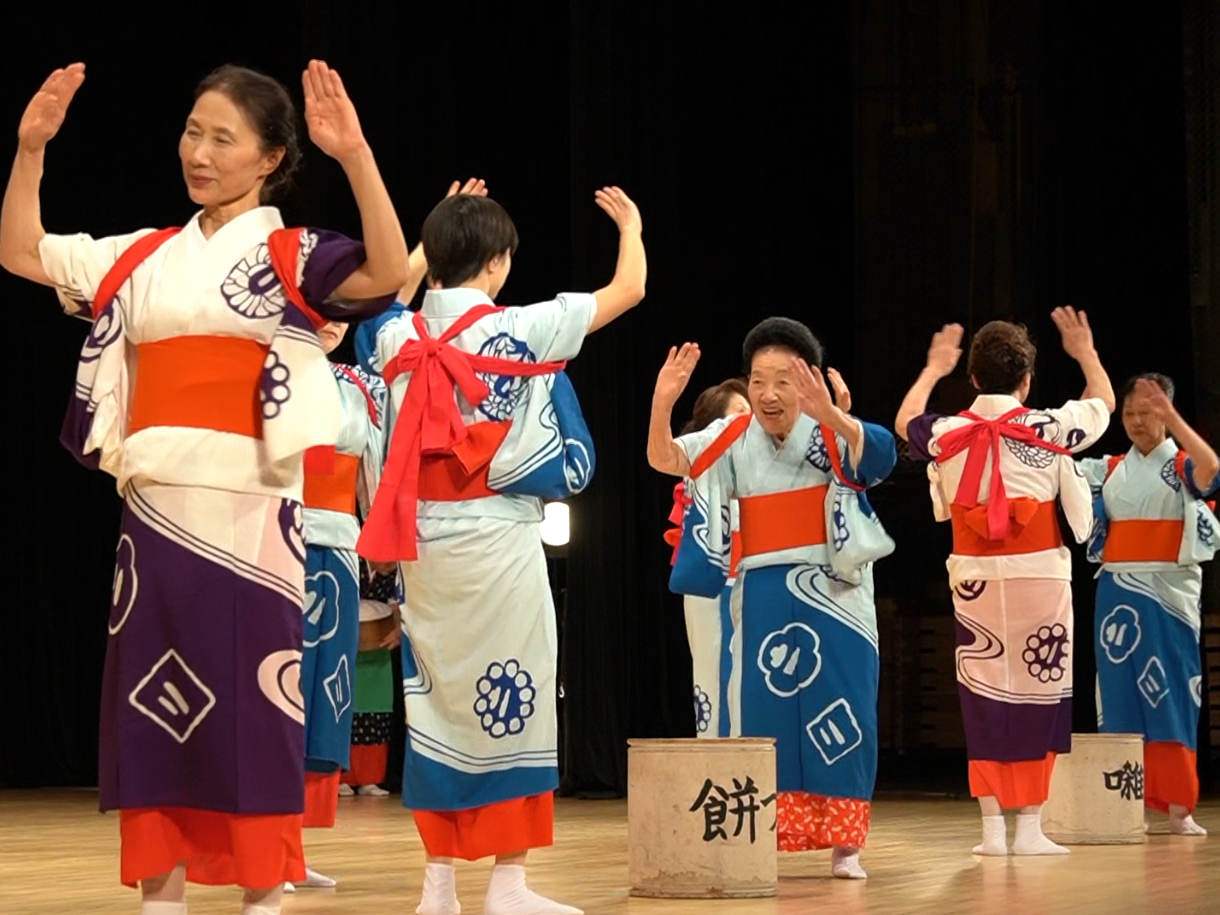 中濃地域の新春を彩る民踊まつりが１４日、関市で開かれ、華やかな踊りが来場者を魅了...