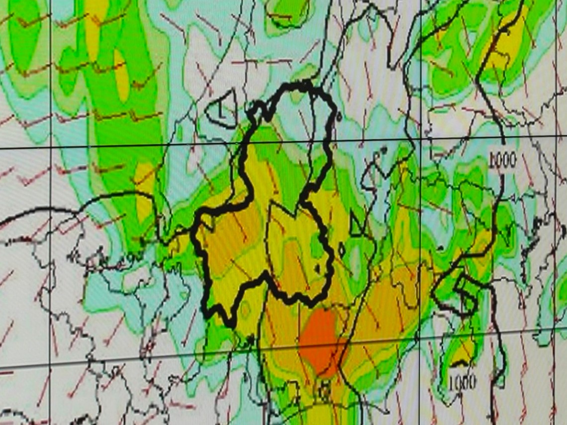 岐阜地方気象台は、14日夜から15日朝にかけて、東海地方で線状降水帯が発生し、大...