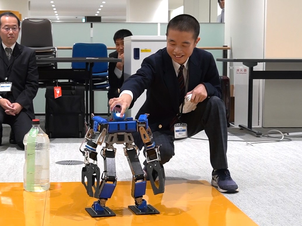 二足歩行ロボットの全国大会で３位に入賞した飛騨神岡高校の生徒が、県の教育長に受賞...