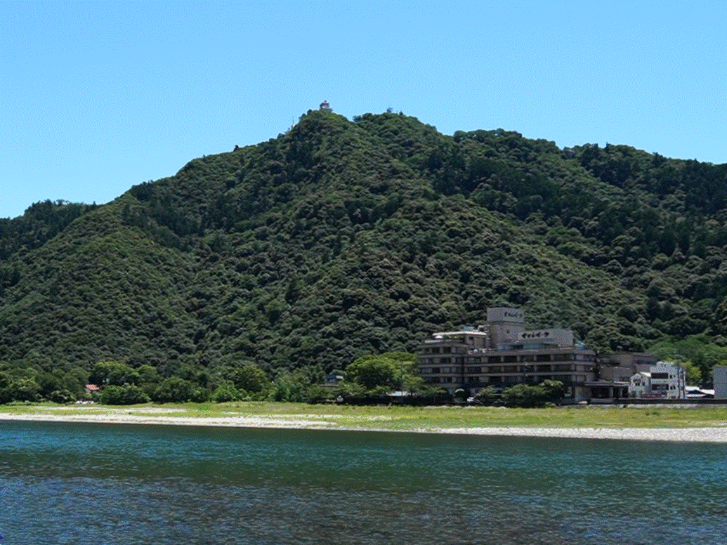 ４日昼ごろ、岐阜市の金華山で登山をしていた男性が滑落し、胸の骨を折る大けがをしま...