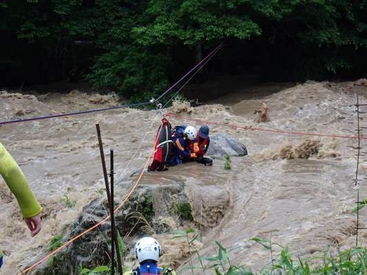 ２３日午前８時ごろ下呂市の馬瀬川で、可児市の無職の男性（６３）が、増水した川の岩...