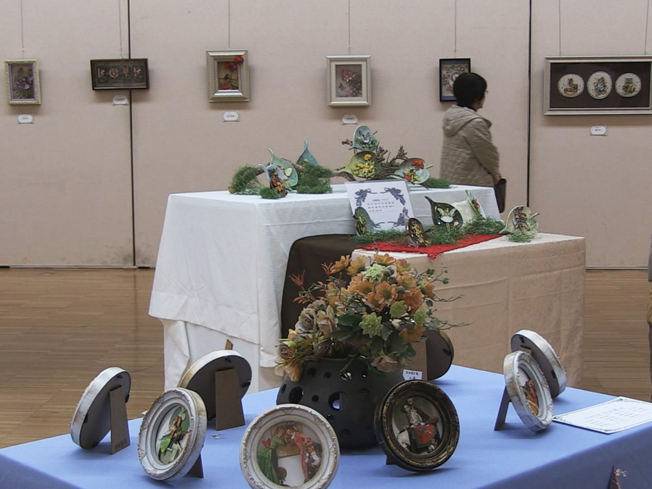 岐阜県内などで手工芸のデコパージュの教室を開く講師と生徒によるグループ展が岐阜市...