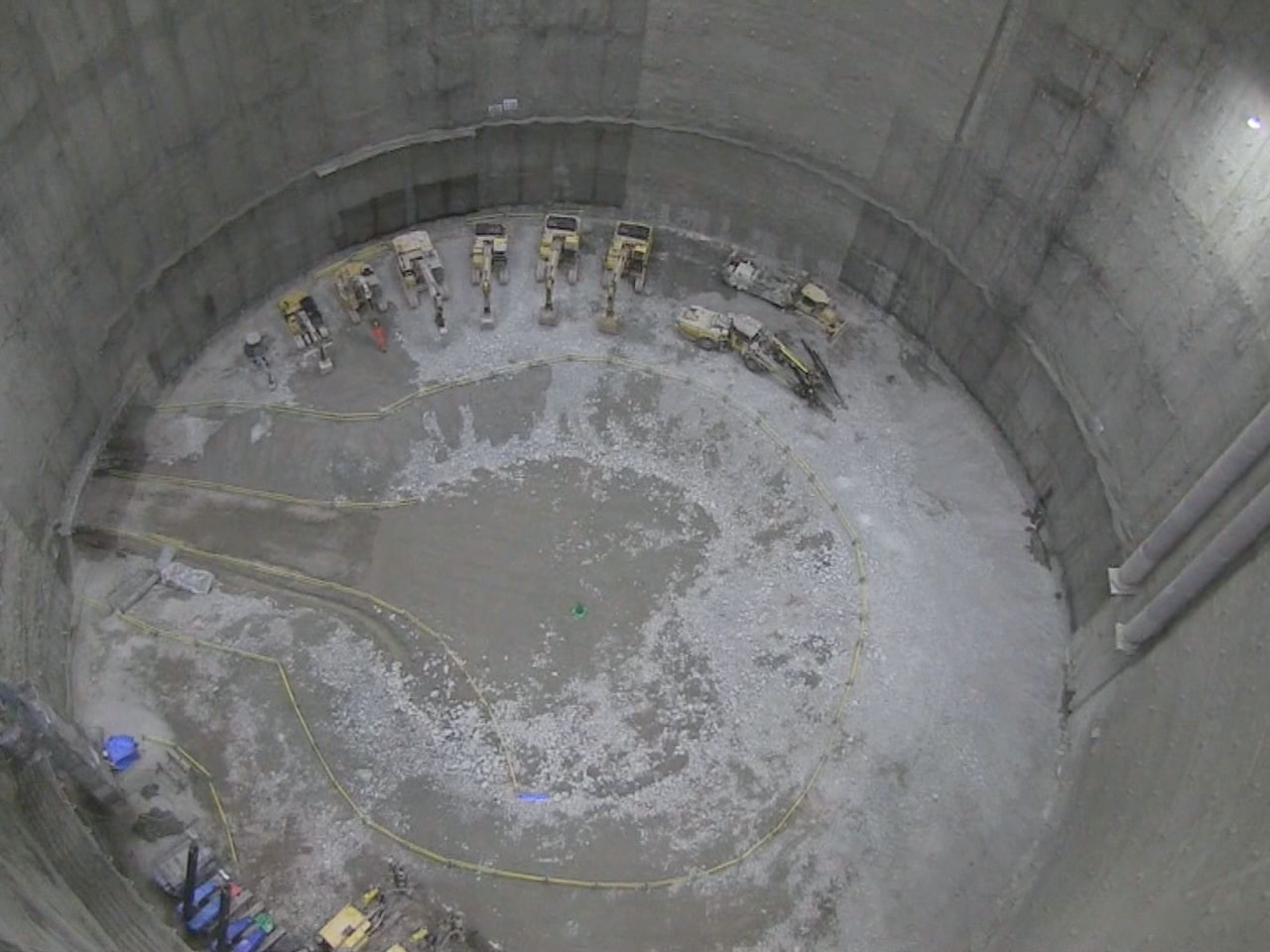 飛騨市で建設中の次世代観測装置「ハイパーカミオカンデ」の坑道内で３１日、配管が破...