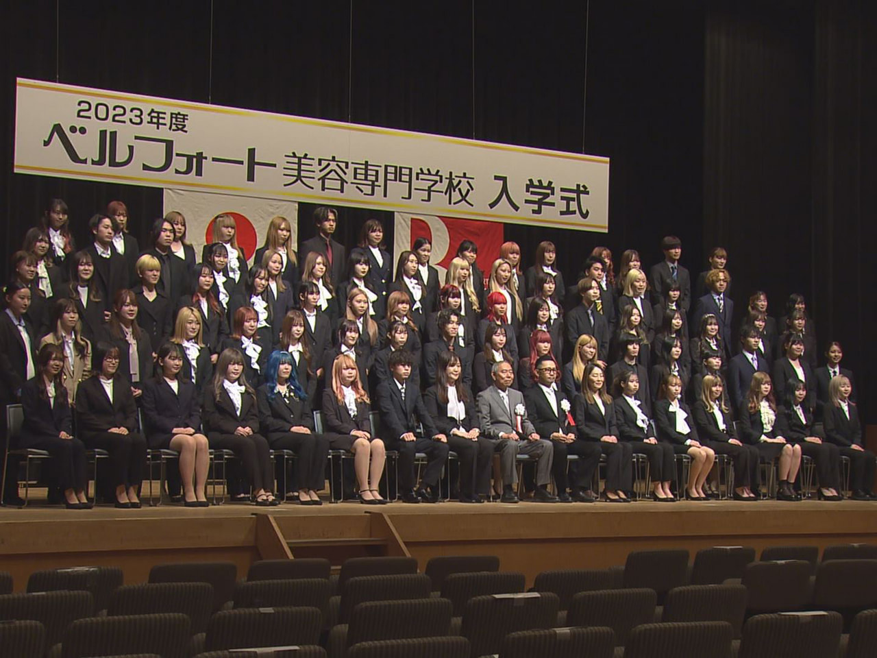 岐阜市の美容専門学校で5日、入学式が行われ、新入生たちが美容業界への一歩を踏み出...