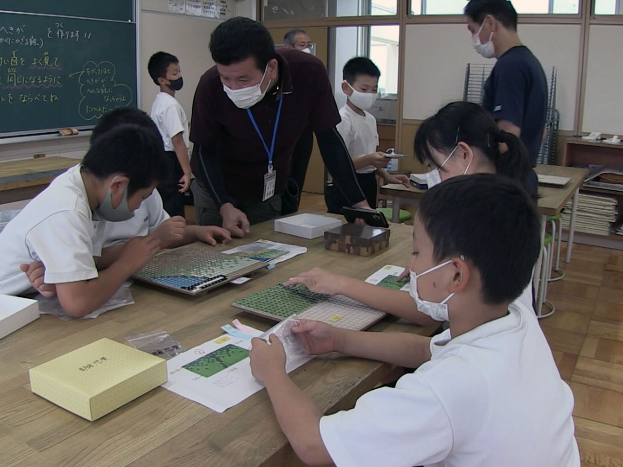 2022年度、創立150周年を迎えた輪之内町の小学校で、児童らが校舎をモチーフに...
