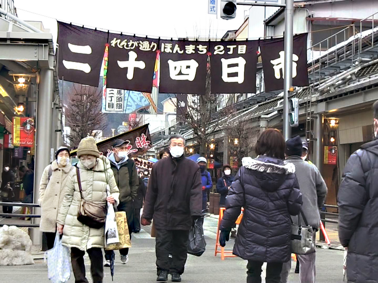 飛騨高山の冬の風物詩「二十四日市」が２４日開催され、伝統工芸品を買い求める人たち...