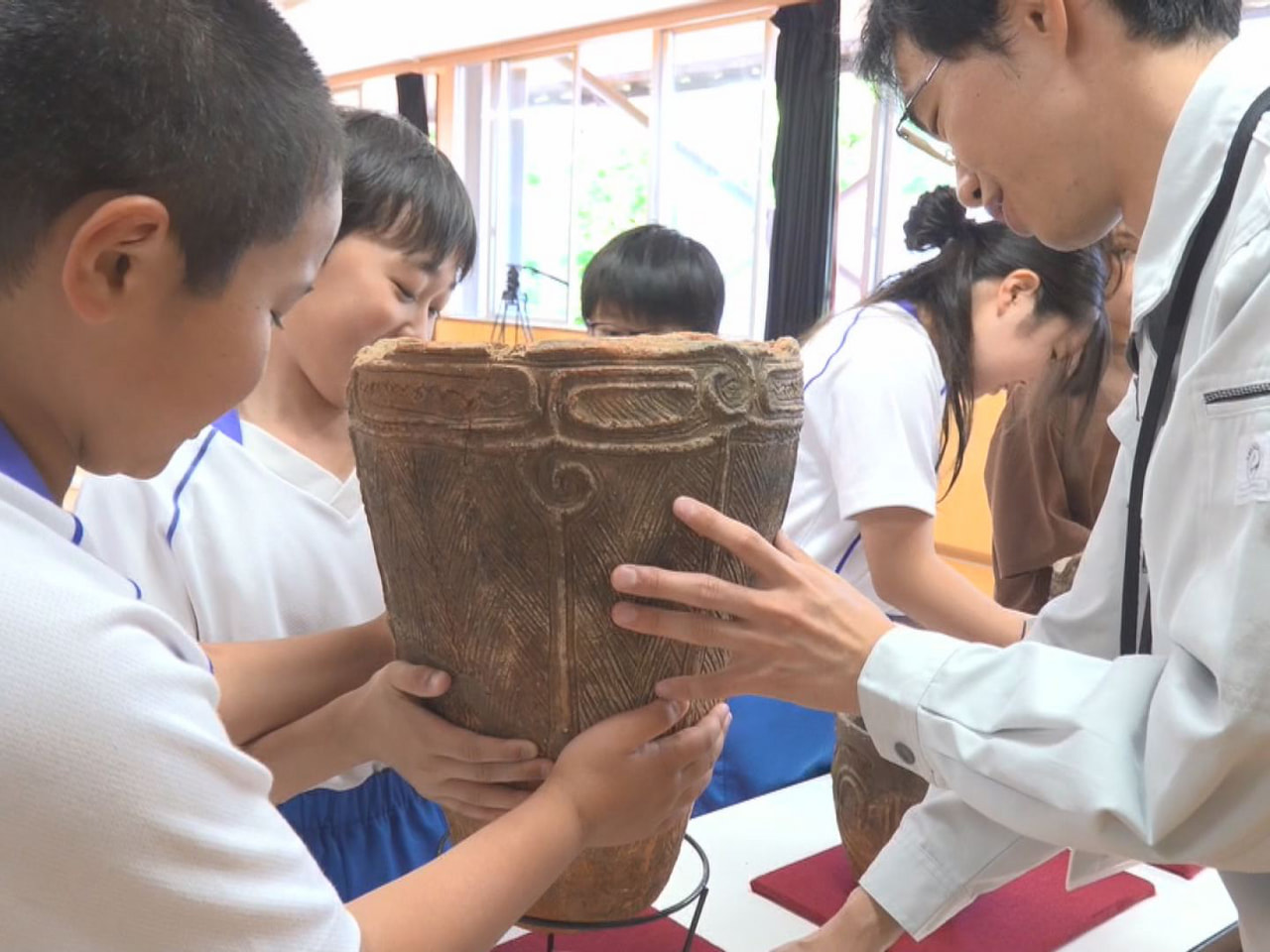 高山市の丹生川小学校で、飛騨地域で出土した古代の土器について学ぶ出前教室が行われ...