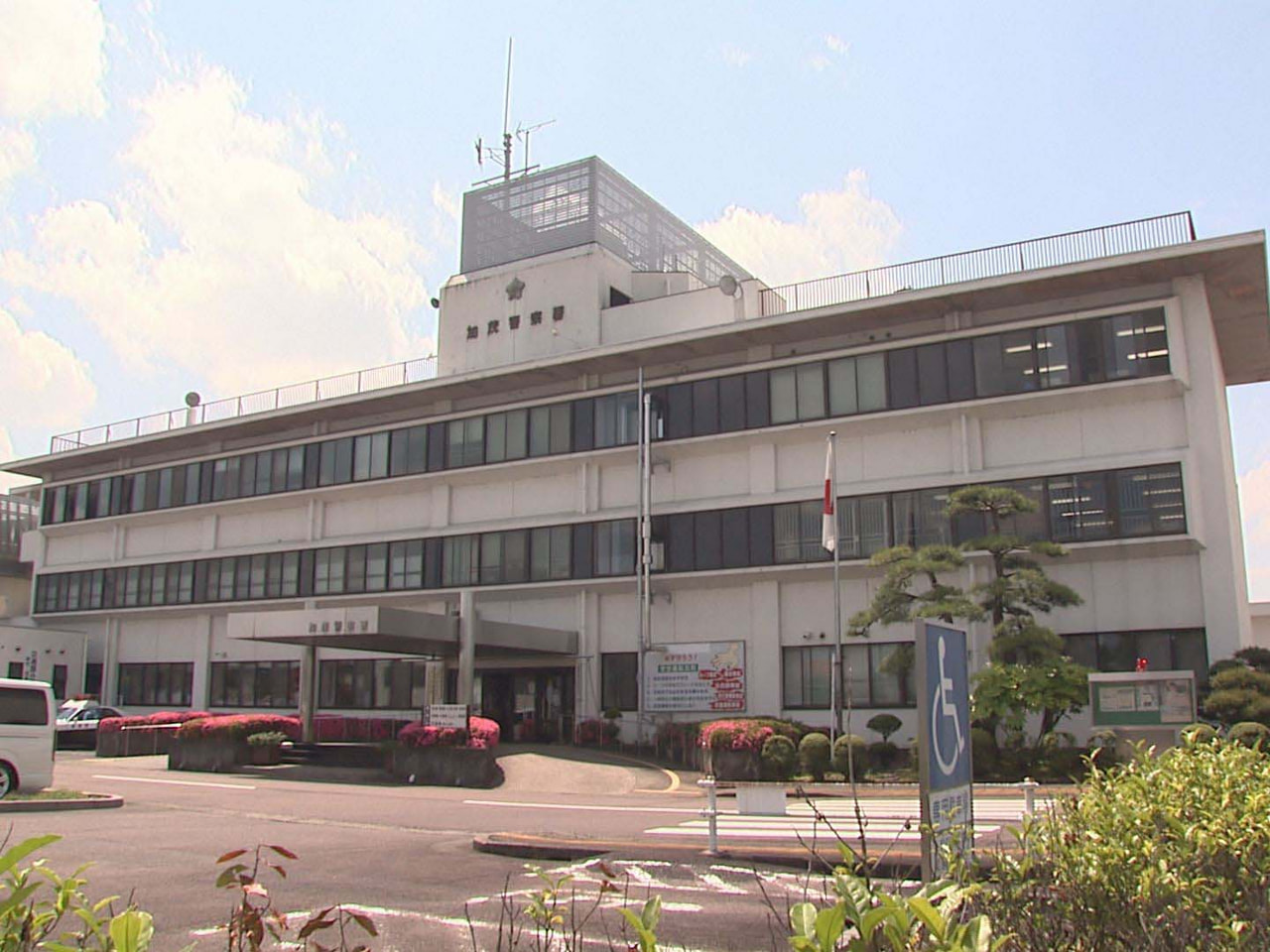 １８日夜、加茂郡川辺町の国道で乗用車を運転中、対向車線を走っていた軽乗用車に衝突...