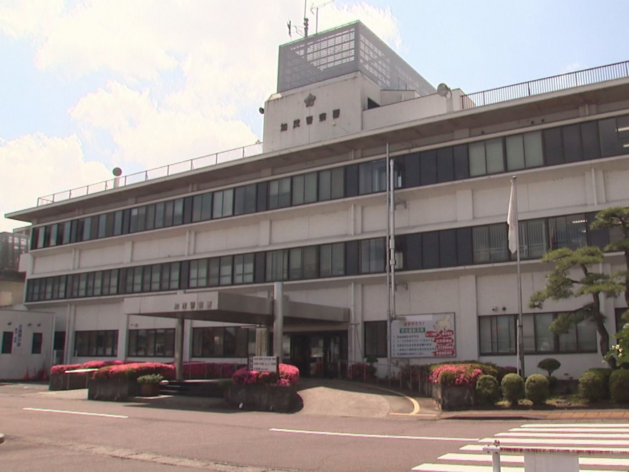 13日未明、加茂郡八百津町のT字路交差点で、軽乗用車がコンクリート塀に衝突し、車...