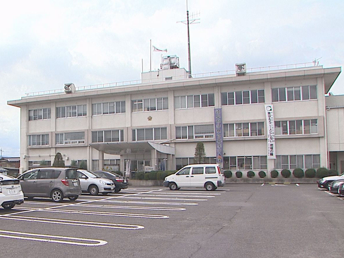 ２２日深夜、岐阜県瑞穂市の男子大学生が軽乗用車を運転中に男性をはねてけがをさせた...