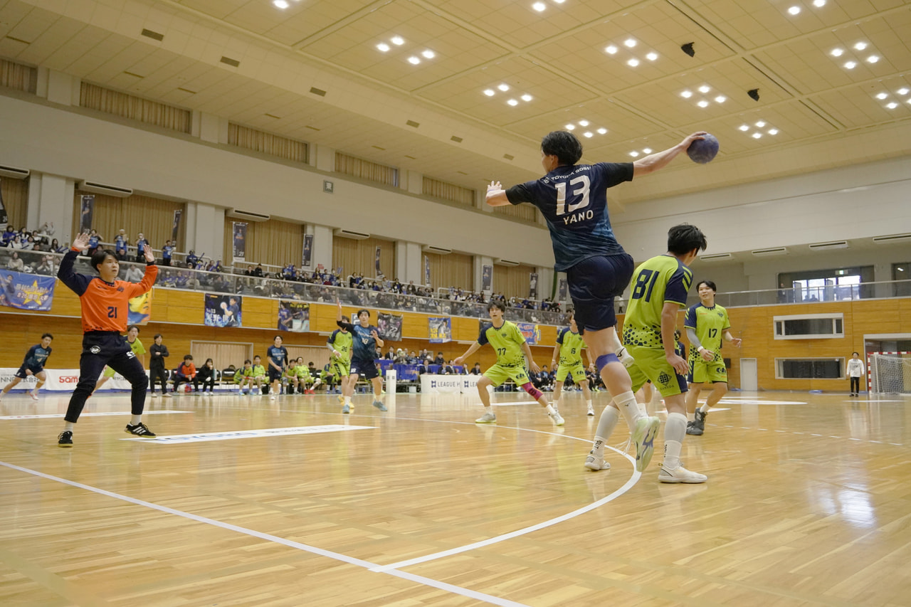 ハンドボールリーグH男子の公式戦が２２日、多治見市大畑町の感謝と挑戦のTYK体育...