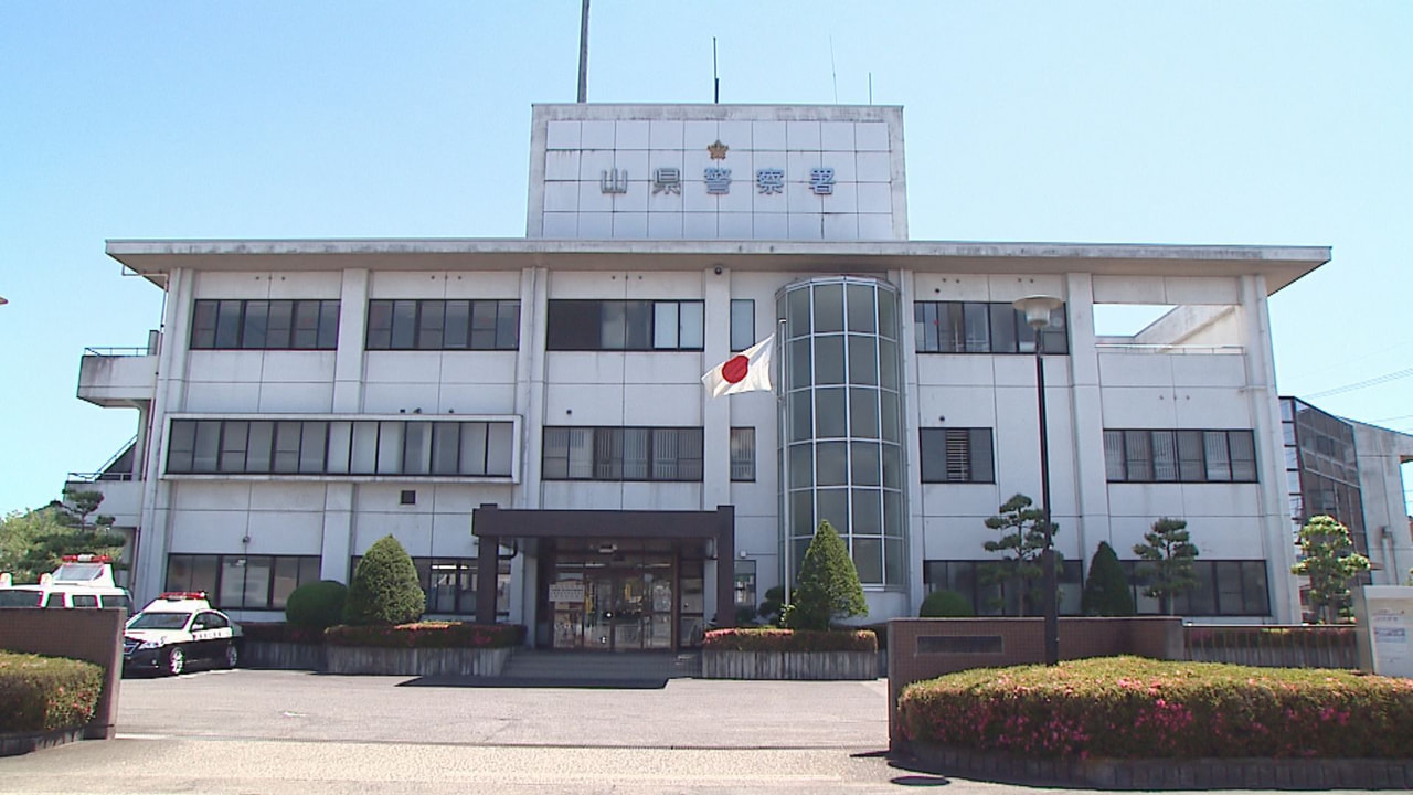 9日午前、岐阜県山県市で80代の女性が、孫を名乗る男らから現金400万円とキャッ...