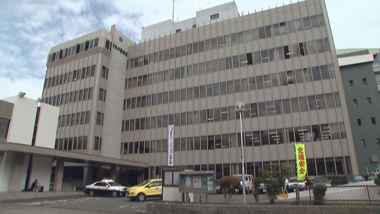 １８日午前、ＪＲ岐阜駅近くの路上で、滋賀県から訪れていた女子大生（１９）に包丁で...