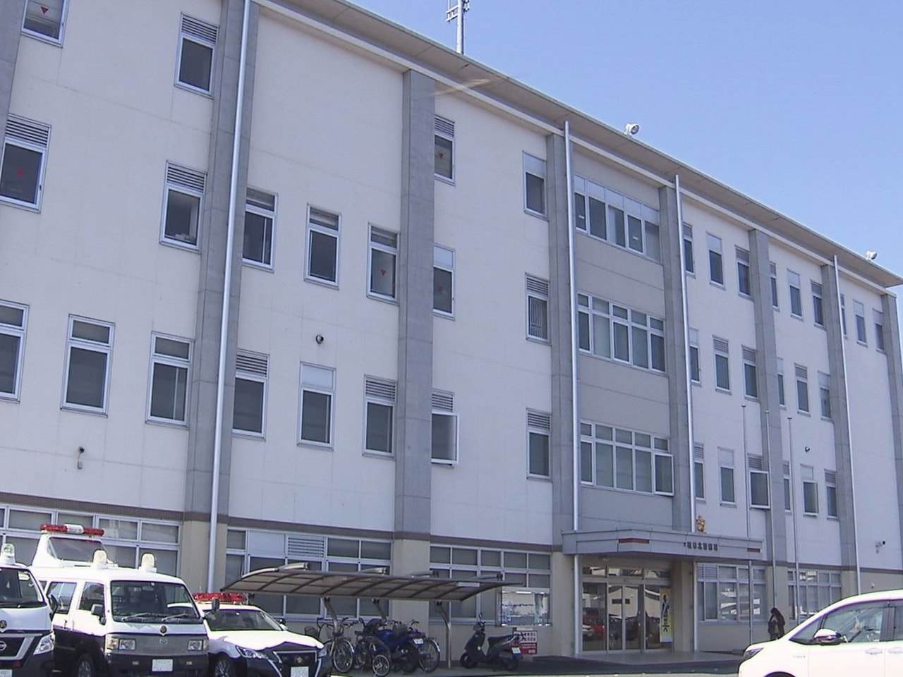 ２０日午前、岐阜市で路線バスが乗用車に追突する事故があり、乗客の男性（４６）がけ...