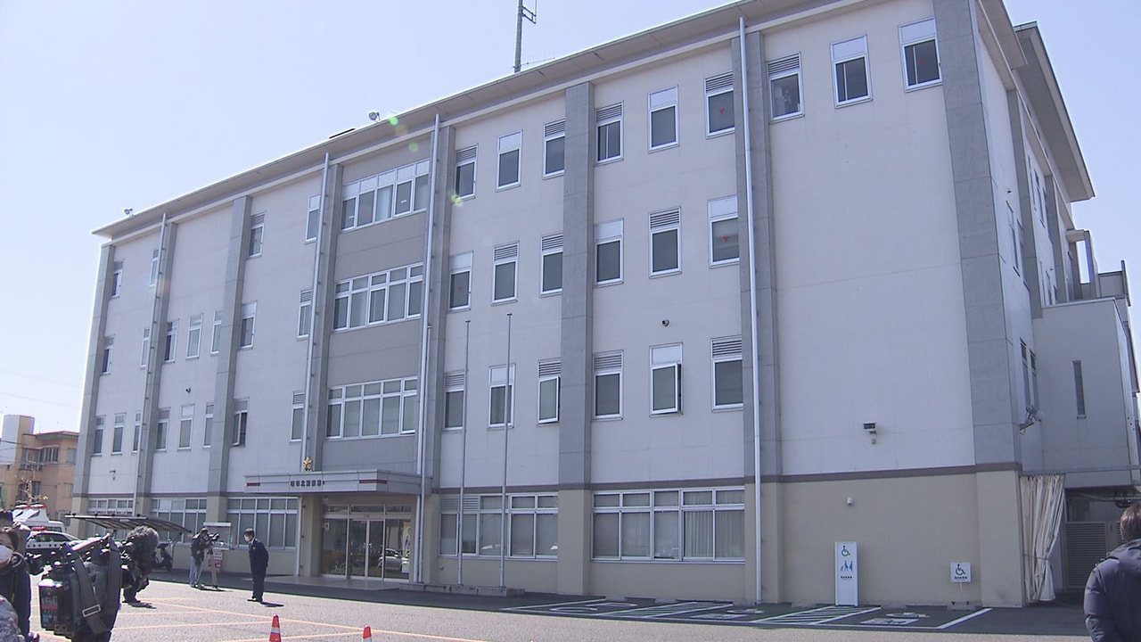 13日明け方、岐阜市の民家で火事があり、建物の2階部分が焼けました。この家に住む...
