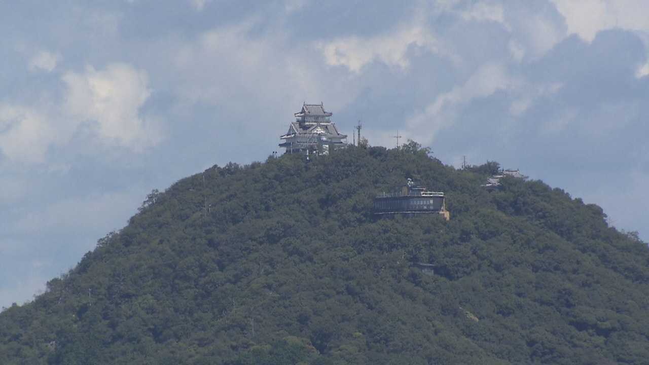 28日午前、岐阜市の金華山の山中で、高齢の男性が倒れているのを捜索していた家族が...