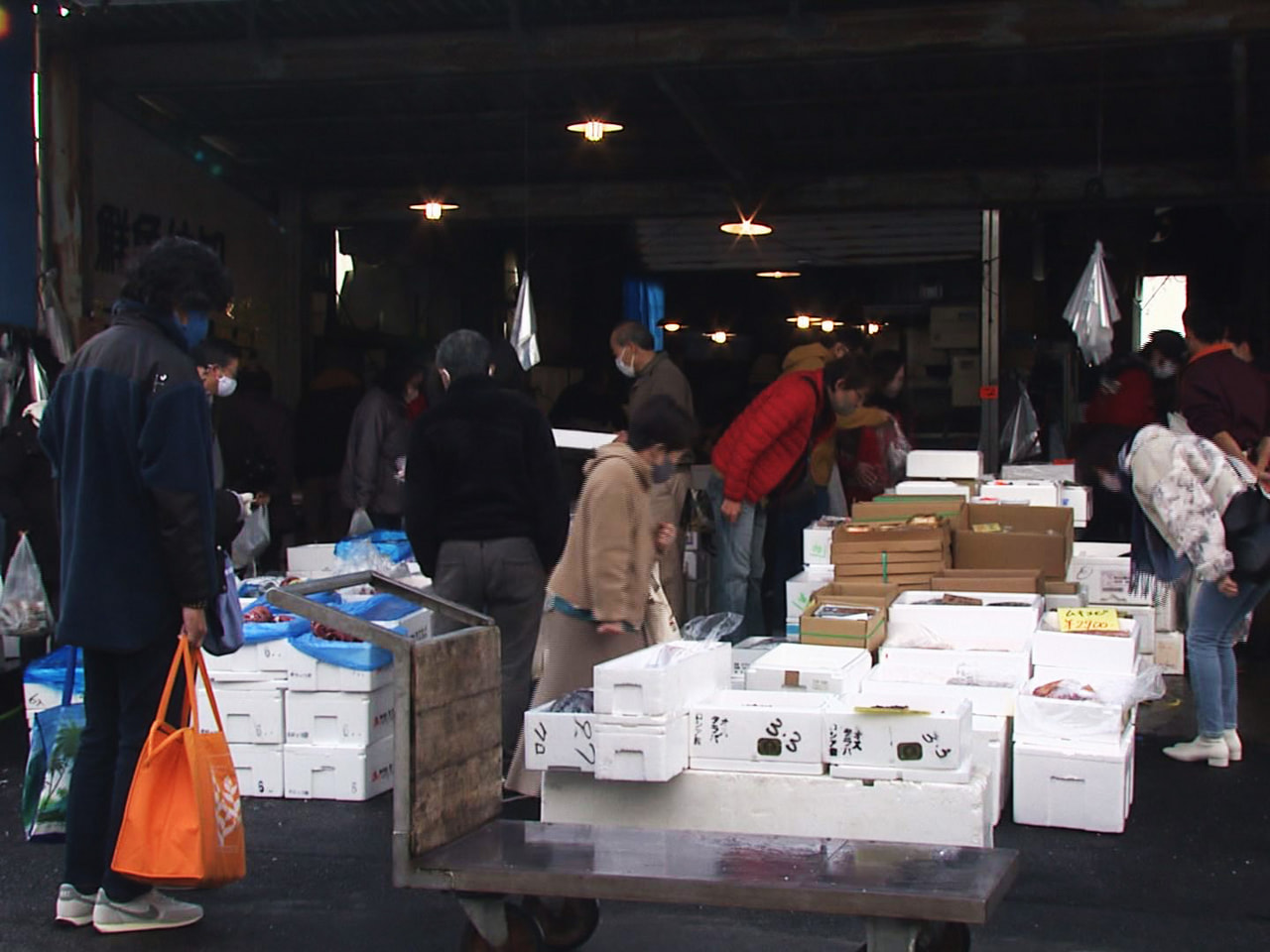 岐阜市の市中央卸売市場で年末恒例の一般開放が行われていて、年末年始の食材を買い求...