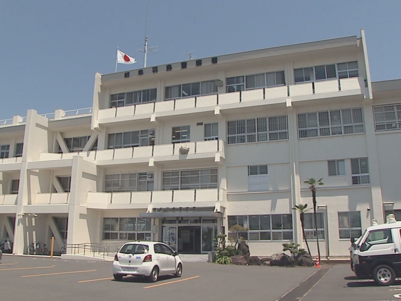 １２日午前、羽島市竹鼻町で自転車とワンボックスカーが衝突する事故があり、自転車に...