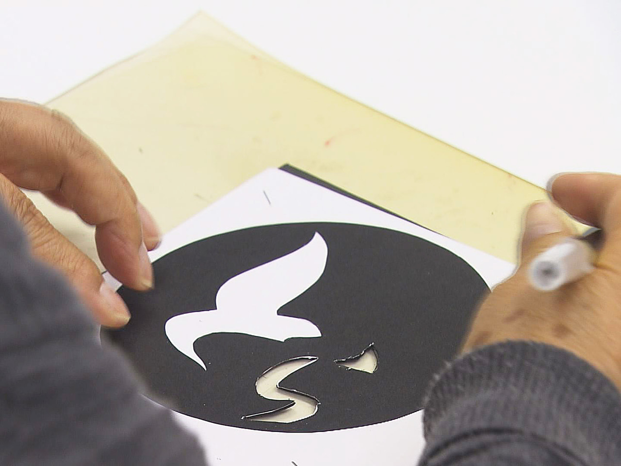 岐阜県大垣市の資料館で２６日、来年の干支「寅」にちなんだ切り絵の体験が行われまし...