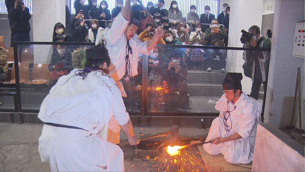 刃物のまち、関市で２日、日本刀を鍛錬する新春恒例の打ち初め式が行われました。 打...