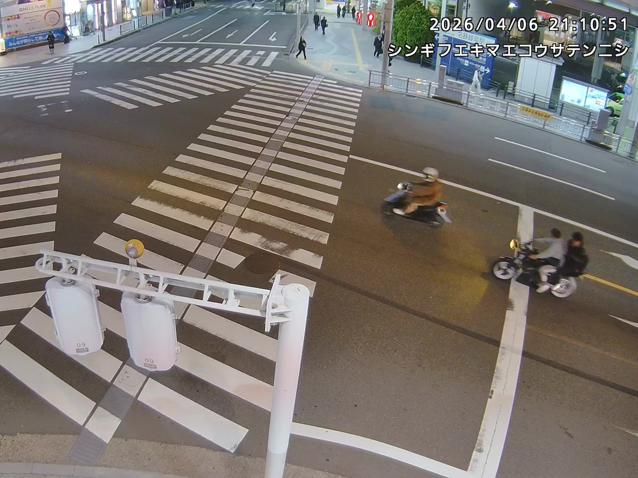 ことし４月、岐阜駅前の道路でバイクなどを運転し、信号無視などを繰り返したとして、...