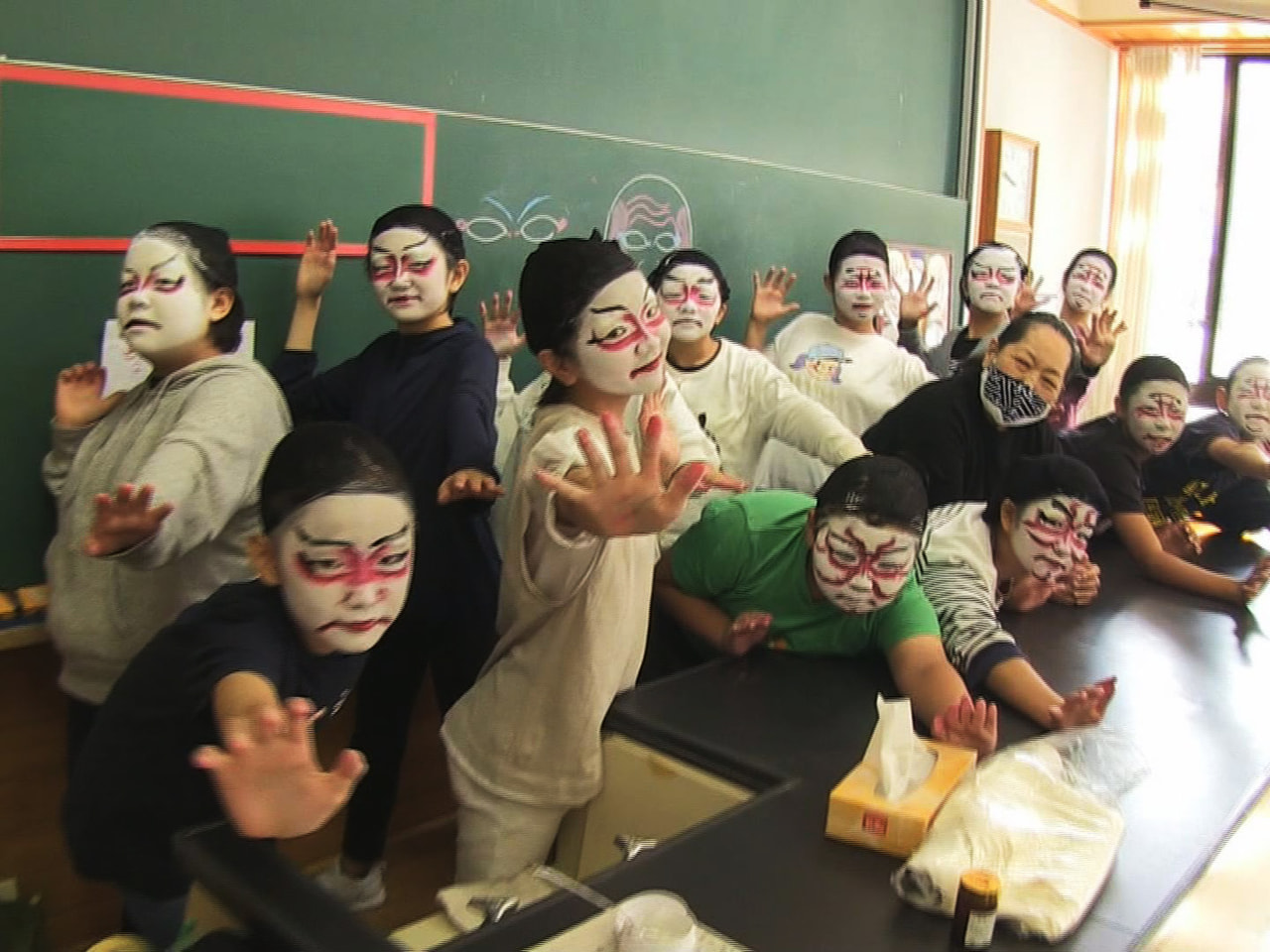 子どもたちに歌舞伎の魅力を知ってもらおうと、化粧の仕方などを学ぶ教室が7日、飛騨...