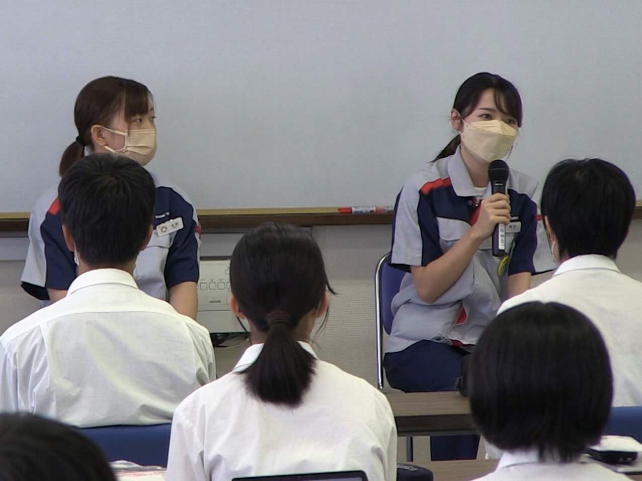 県内で就職する若者を増やそうと、美濃市の高校で22日、地元で働く卒業生から話を聞...