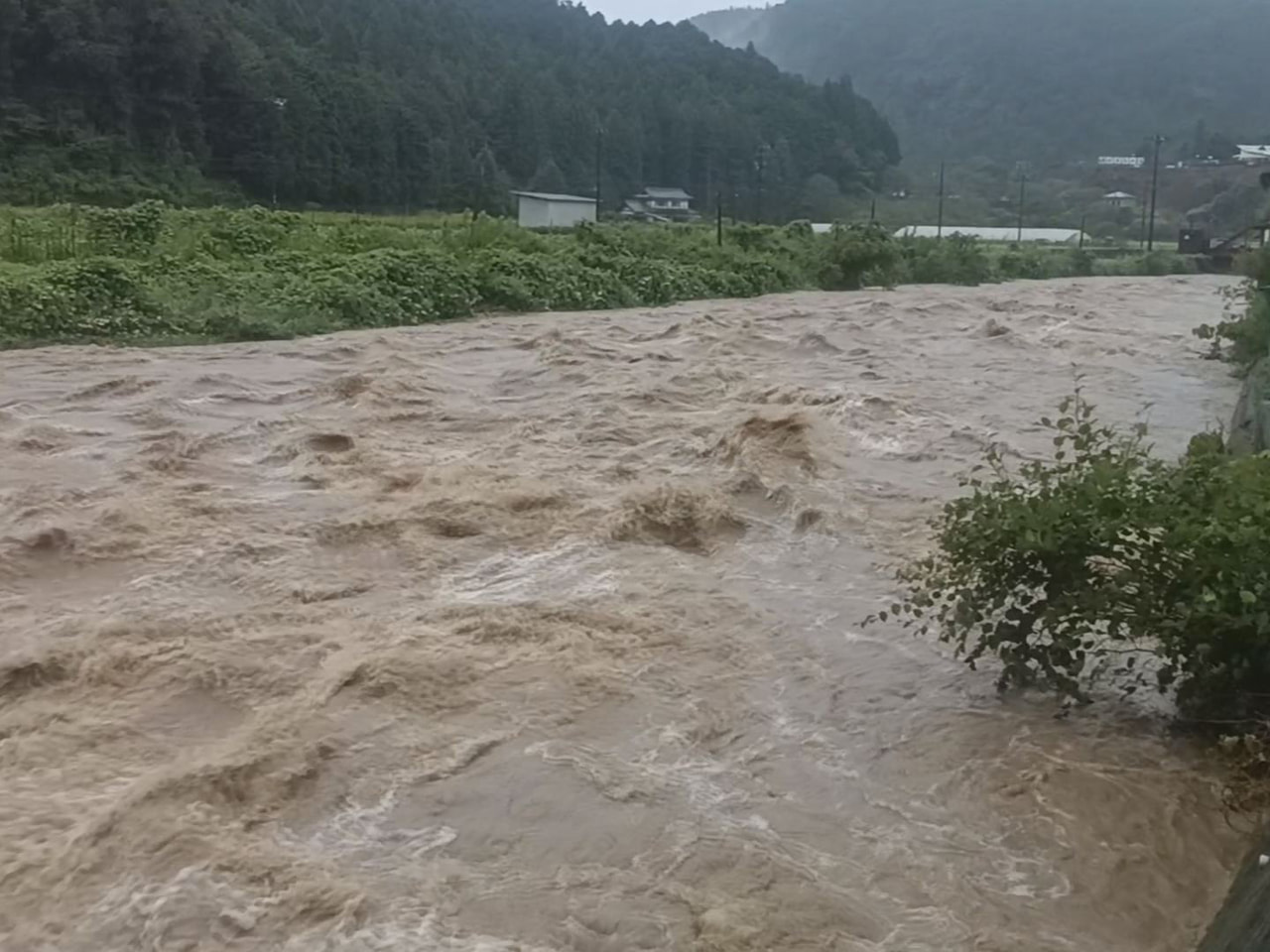 台風7号は 日本海に抜けたあとも広い範囲で雨を降らせ、関市と岐阜市に記録的短時間...