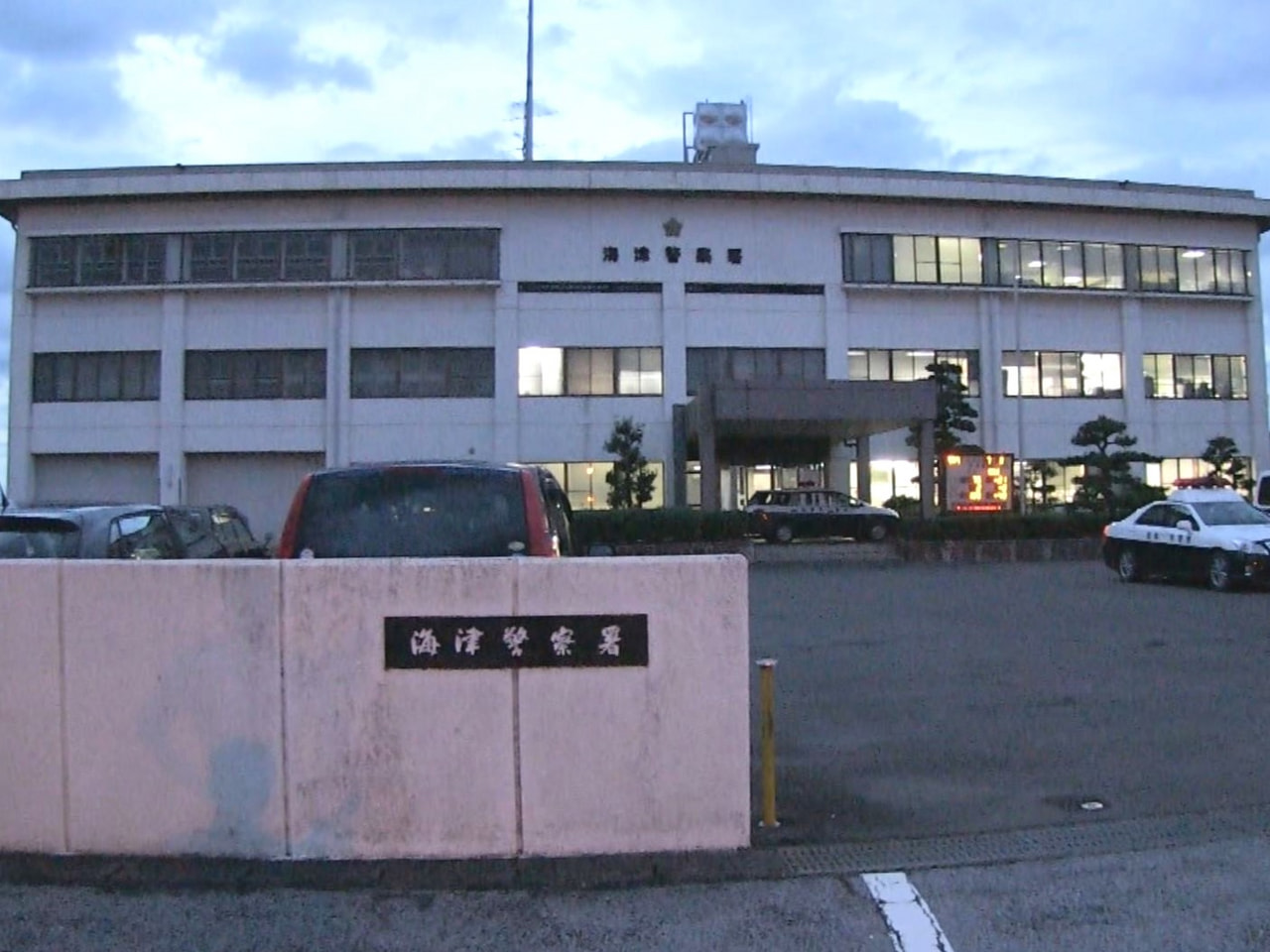 ２７日午前、海津市でパトロール中のパトカーと乗用車が出合い頭に衝突する事故があり...