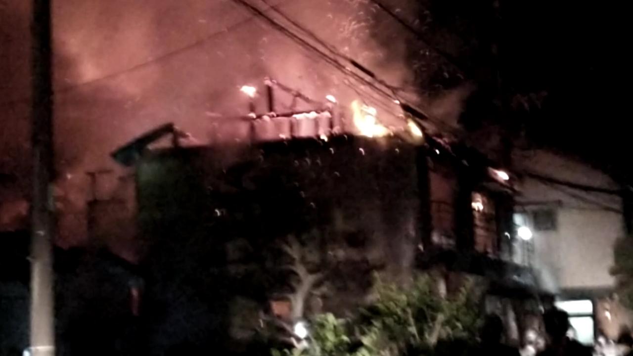 10日未明、岐阜市黒野で2軒棟続きの長屋が全焼し、この住宅に住む親子2人が軽傷を...