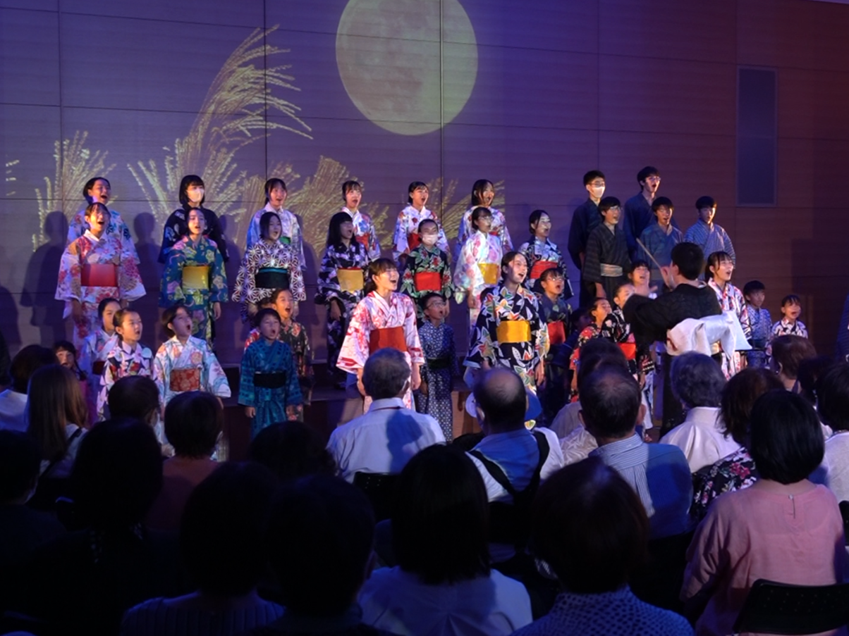 岐阜県多治見市で、お茶と生け花と合唱の歌声を楽しむイベントが行われ、来場者を楽し...