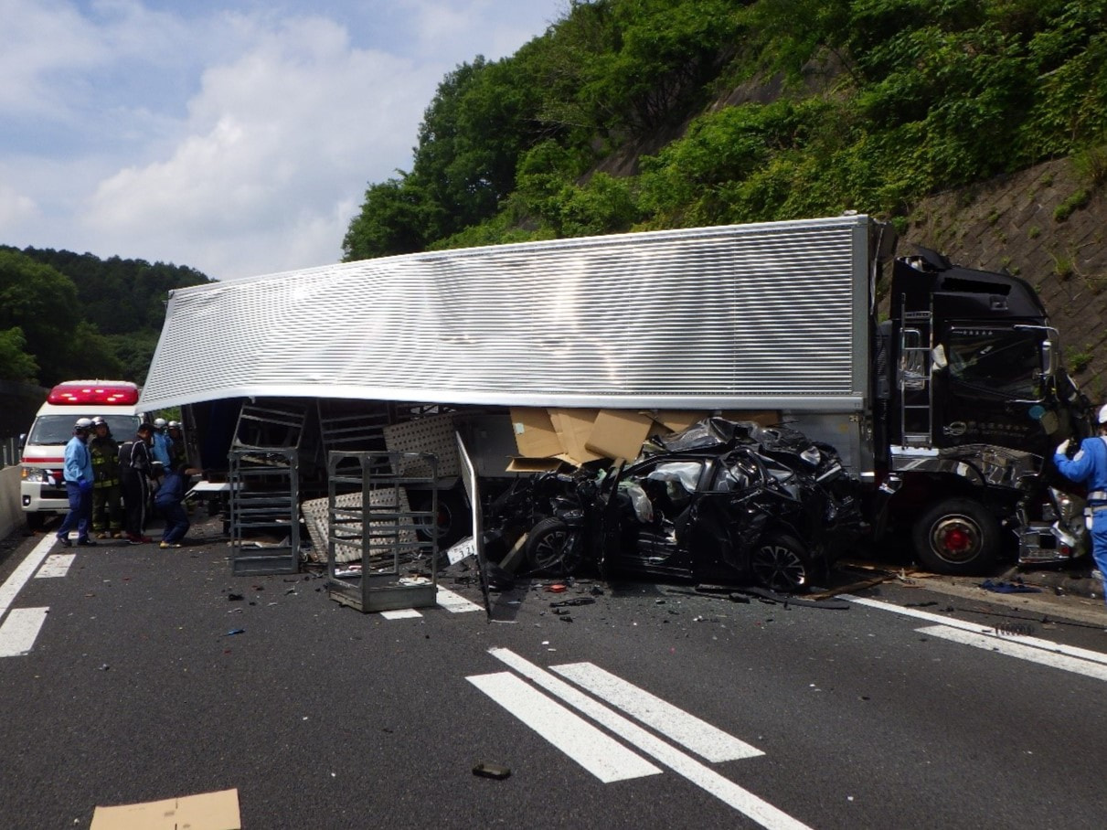 15日午前、多治見市の中央自動車道の上り線で大型トラックや乗用車など合わせて7台...