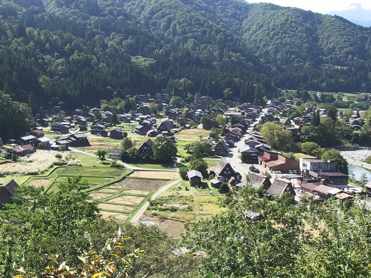 岐阜県白川村の小学生が世界遺産白川郷にある国の重要文化財「和田家」を訪れ、合掌集...