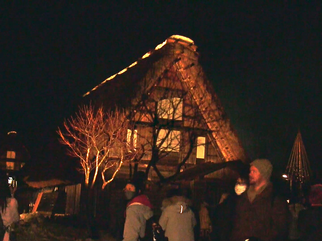 岐阜県大野郡白川村の世界文化遺産「白川郷」で冬のライトアップが始まりました。 合...