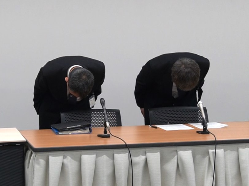 岐阜県教育委員会は２４日、女子生徒とＳＮＳで私的なやりとりを４０００回以上 繰り...