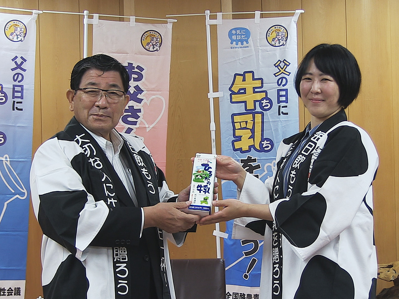 ６月１９日の「父の日」を前に岐阜県内の酪農家たちが８日、県庁を訪れ、古田肇知事に...